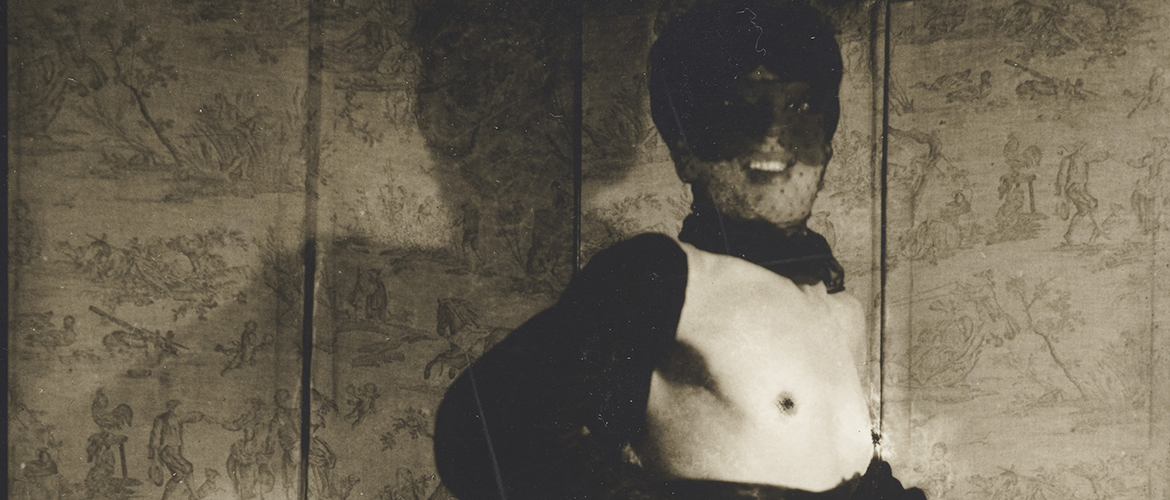 Autoportrait, 1957, tirage argentique d’époque sur papier brillant, 10,5 x 7 cm, Ph 25056